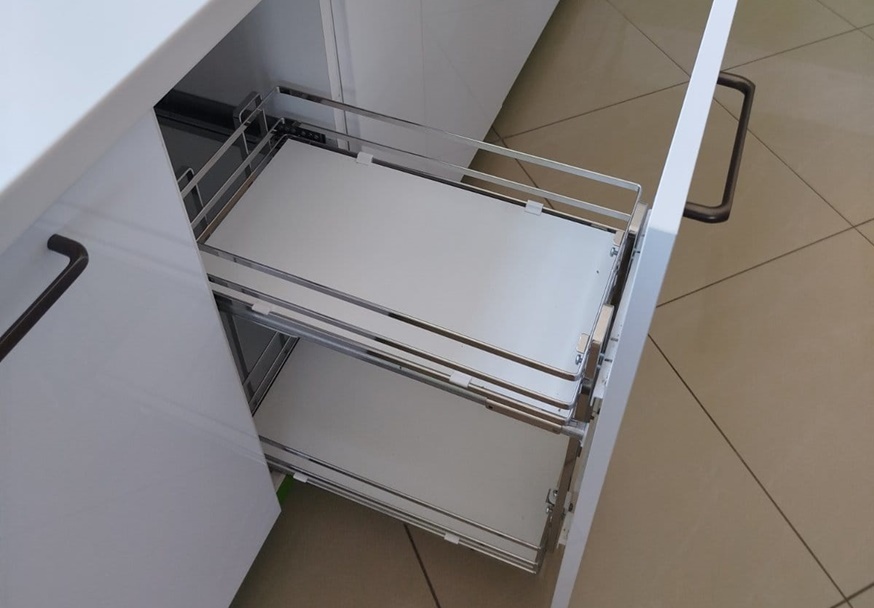 izvlacna-korpa-za-flase-compagnucci-premium-line-hrom-beo-pod PREMIUM LINE IZVLAČNA ŽIČANA KORPA SA 2 POLICE