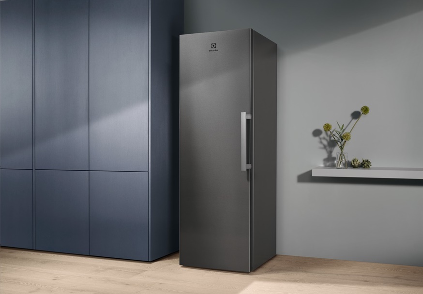 samostojeci-vertikalni-zamrzivac-ELECTROLUX-LUT6NE28U-u-prostoru ELECTROLUX LUT6NE28U samostojeći zamrzivač sa fiokama visine 186cm