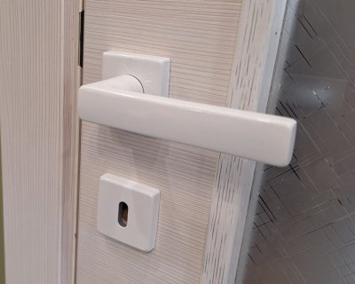 Kvaka za vrata sa rozetom GHIDINI 7900 bela RAL 9010