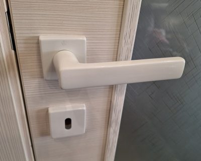 Kvaka za vrata sa rozetom GHIDINI 7900 bela RAL 9010