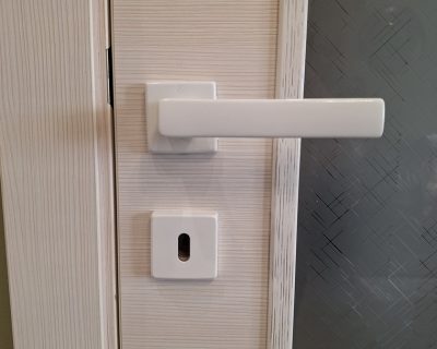 Kvaka za vrata sa rozetom GHIDINI 7900 bela RAL 9010