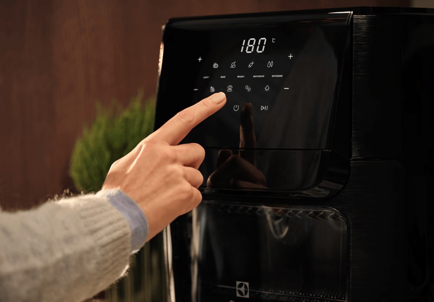 friteza-electrolux-EAF12B-displej-i-komande- ELECTROLUX EAF12B air fryer