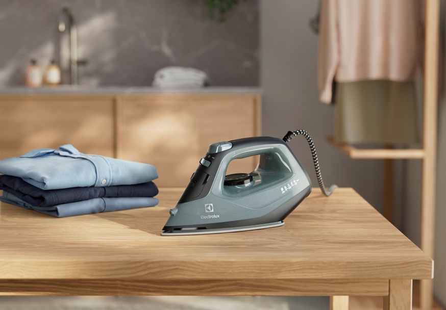 pegla-electrolux-E5SI2-6OG-iron-ocean-green-u-prostoru ELECTROLUX E5SI2-6OG pegla Iron Ocean Green