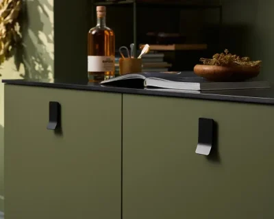 RUČICA FURNIPART LEAF CRNA MAT