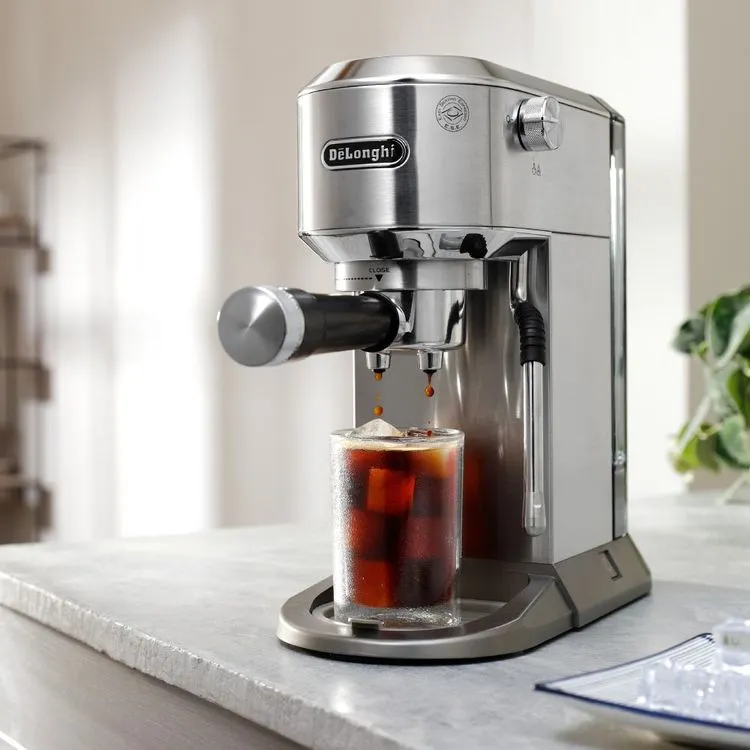 aparat-za-espresso-kafu-dalonghi-EC890-u-prostoru DeLonghi EC890.M aparat za espresso kafu