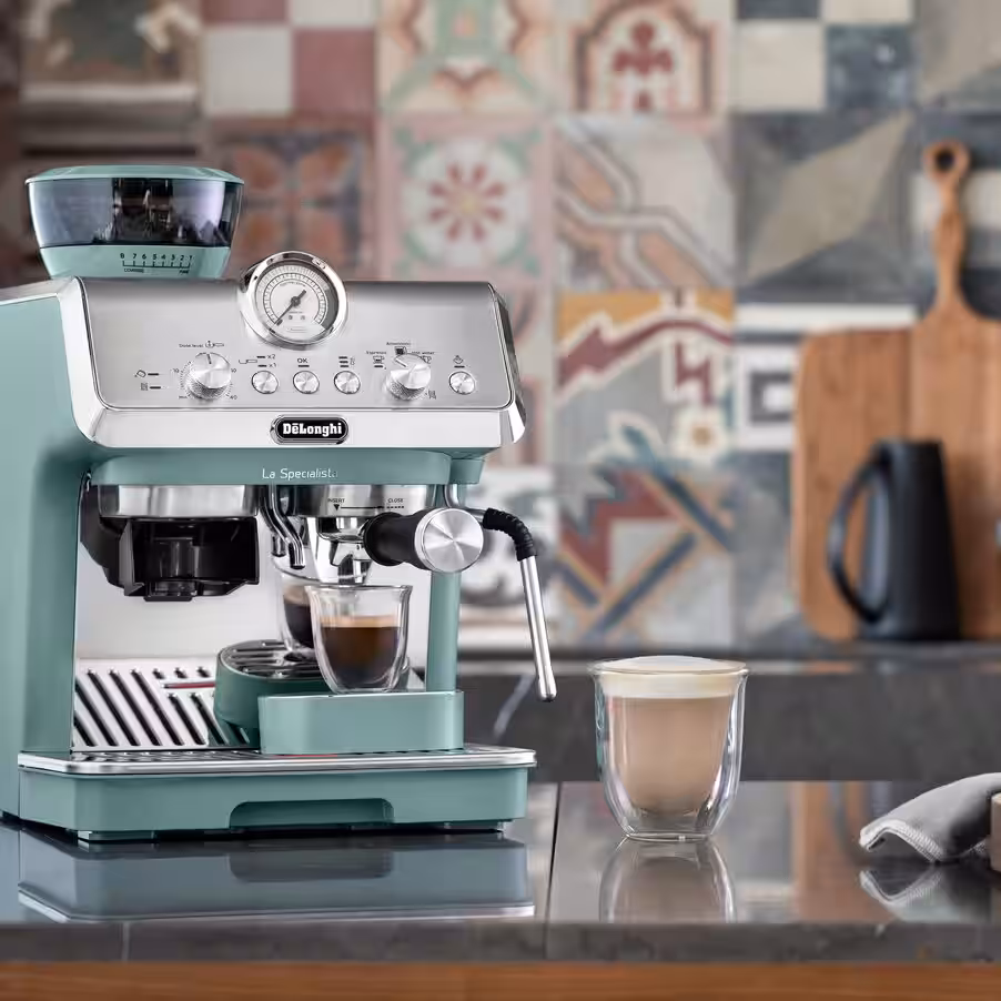 aparat-za-espresso-kafu-delonghi-EC9155.GR-u-prostoru DeLonghi EC9155.GR aparat za espresso kafu