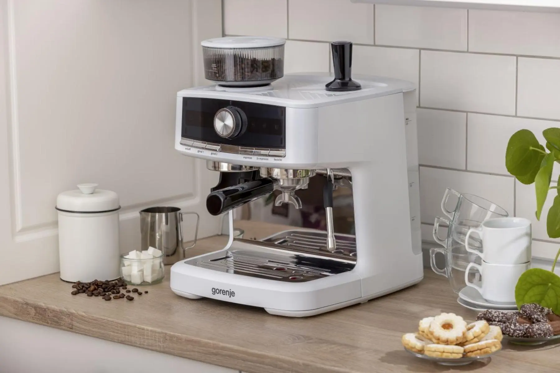 aparat-za-espresso-kafu-gorenje-GSACM20W-u-prostoru- Gorenje GSACM20W aparat za espresso kafu