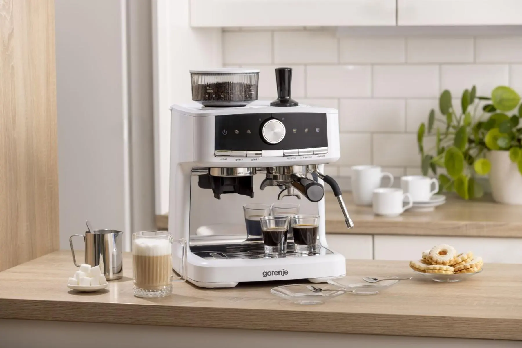 aparat-za-espresso-kafu-gorenje-GSACM20W-u-prostoru Gorenje GSACM20W aparat za espresso kafu