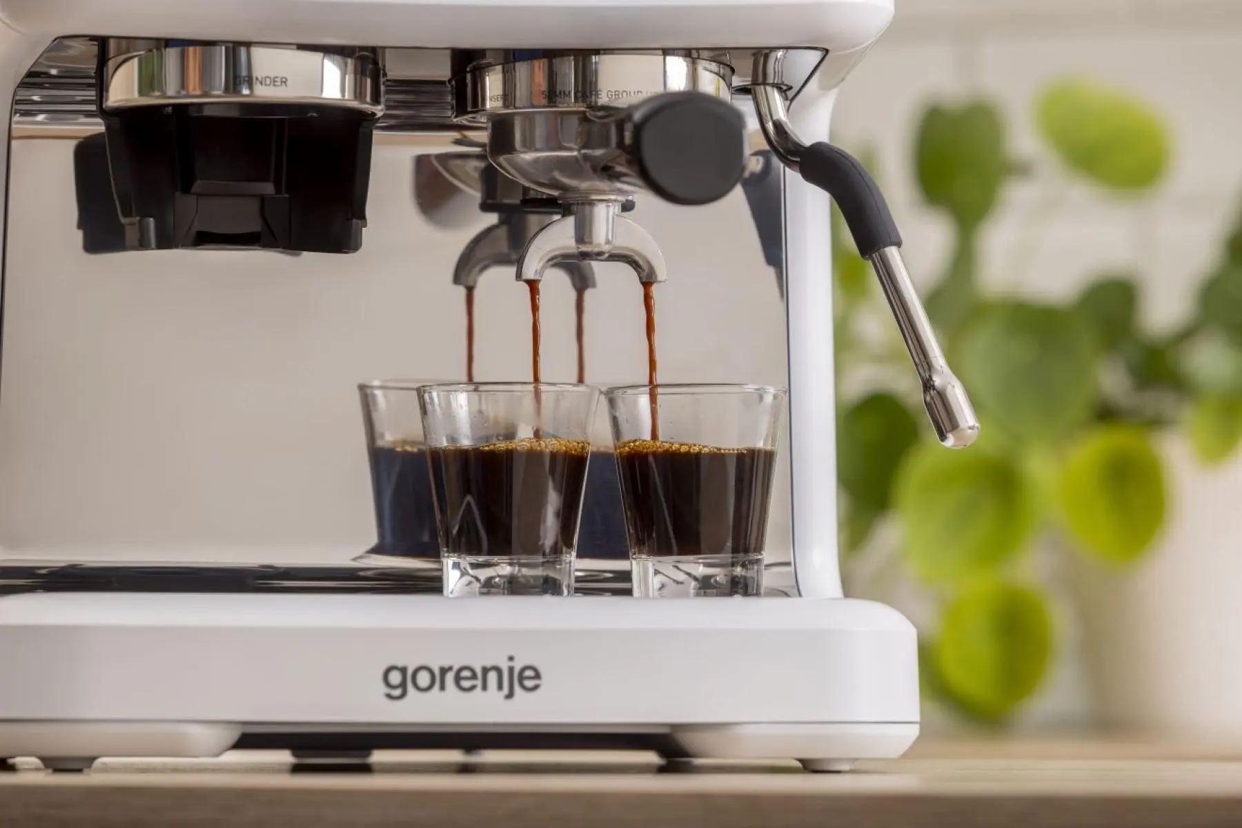 aparat-za-espresso-kafu-gorenje-GSACM20W-u-radu- Gorenje GSACM20W aparat za espresso kafu